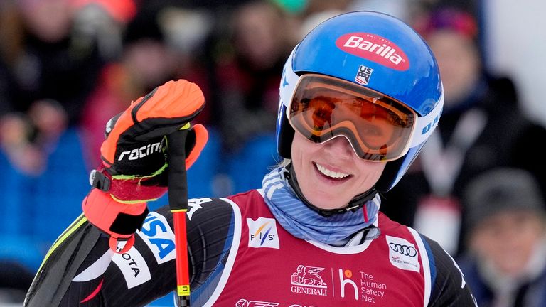 Die US-amerikanische Skirennläuferin Mikaela Shiffrin führt bislang den Gesamtweltcup der Saison 2023/24 an. Die 28-Jährige gewann bereits fünfmal den Gesamtweltcup.