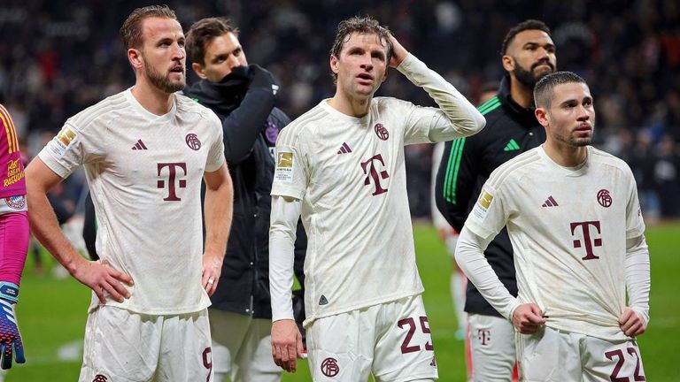 Der FC Bayern um Thomas Müller (M.) ist niedergeschlagen nach der 1:5-Packung in Frankfurt.