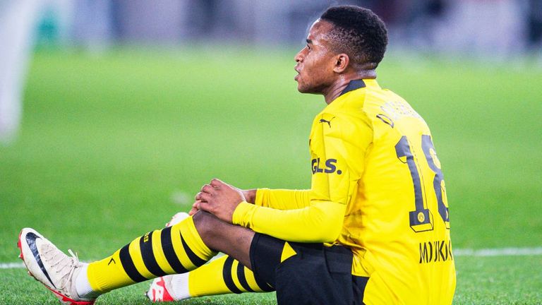 Youssoufa Moukoko musste im Pokalspiel gegen den VfB bereits nach 25 Minuten ausgewechselt werden. 