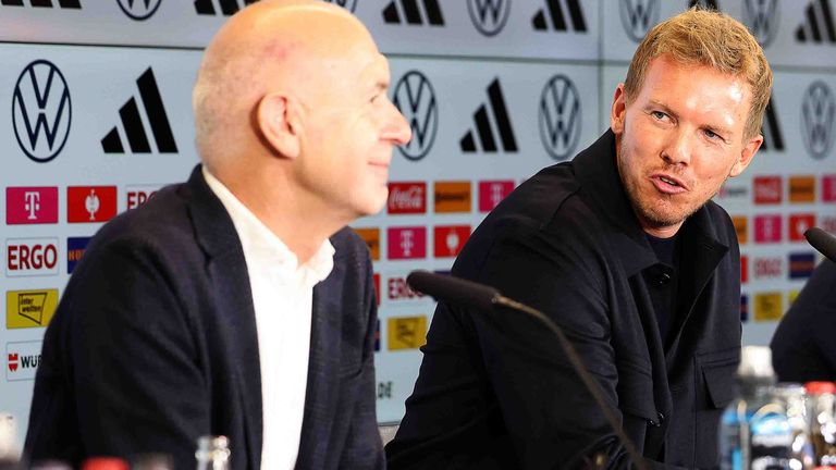 Bundestrainer Julian Nagelsmann (r.) bekommt Rückendeckung von Bernd Neuendorf.