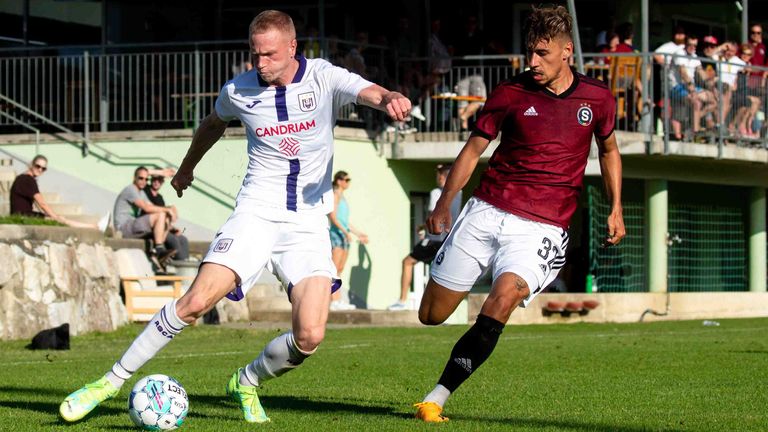 Der FC Schalke 04 hat Louis Patris (l.) im Visier.