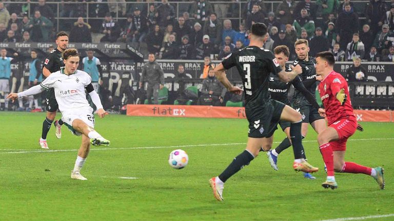 Rocco Reitz (l.) trifft gegen Werder Bremen gleich doppelt.