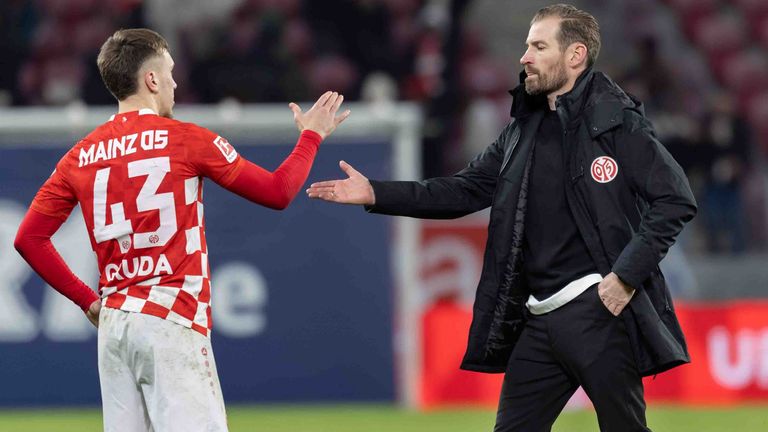 Jan Siewert (r.) bleibt Trainer des FSV Mainz 05.
