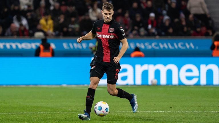 Josip Stanisic würde gerne auch in der Bundesliga häufiger spielen.