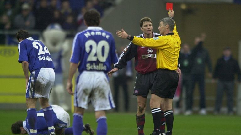 26.01.2002: Der FC Schalke spielt den FC Bayern her. Beim Stand von 2:0 für Königsblau sieht Michael Tarnat auch noch die Rote Karte weil er mit gestrecktem Bein Andi Möller umsenst.