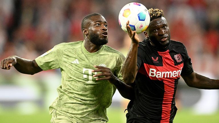 Bayerns Dayot Upamecano (l.) im Duell mit Leverkusens Victor Boniface.