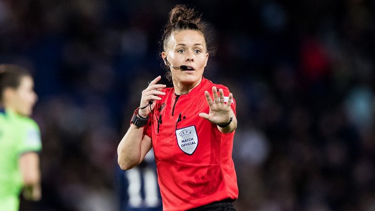 Mit Rebecca Welch pfeift bald auch eine Frau in der Premier League.