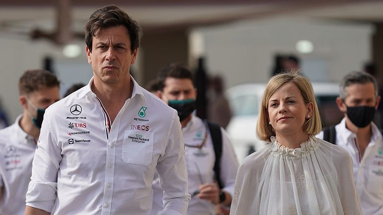 Mercedes-Teamchef Toto Wolff (l.) und seine Ehefrau Susie stehen im Fokus der FIA.