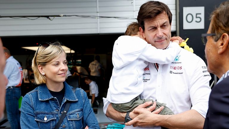 Mercedes-Teamchef Toto Wolff (r.) und seine Ehefrau Susie haben im Zuge der Formel-1-Affäre Hassnachrichten erhalten.