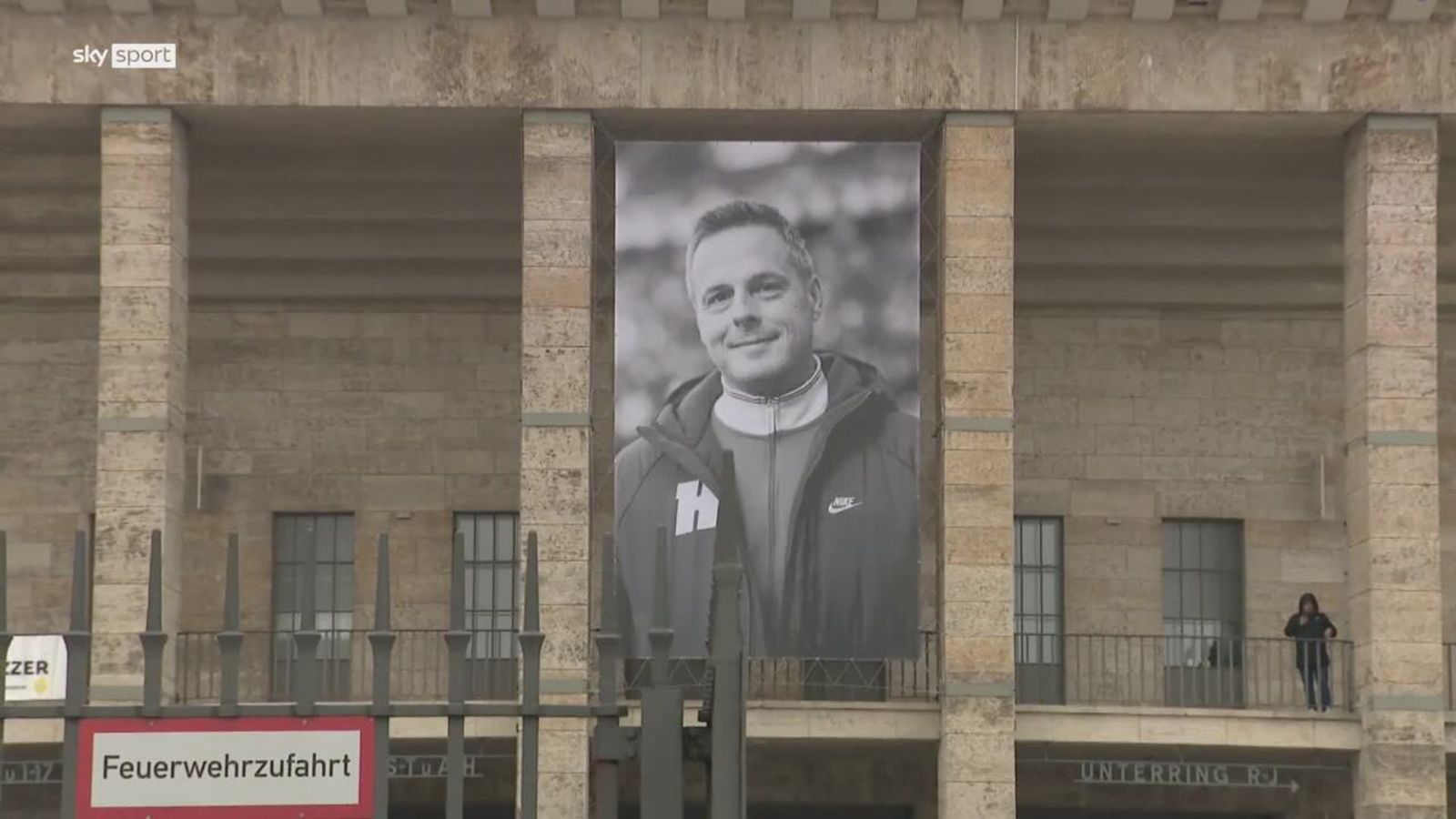 Hertha BSC | Fans Verabschieden Präsident Bernstein Mit Trauermarsch ...