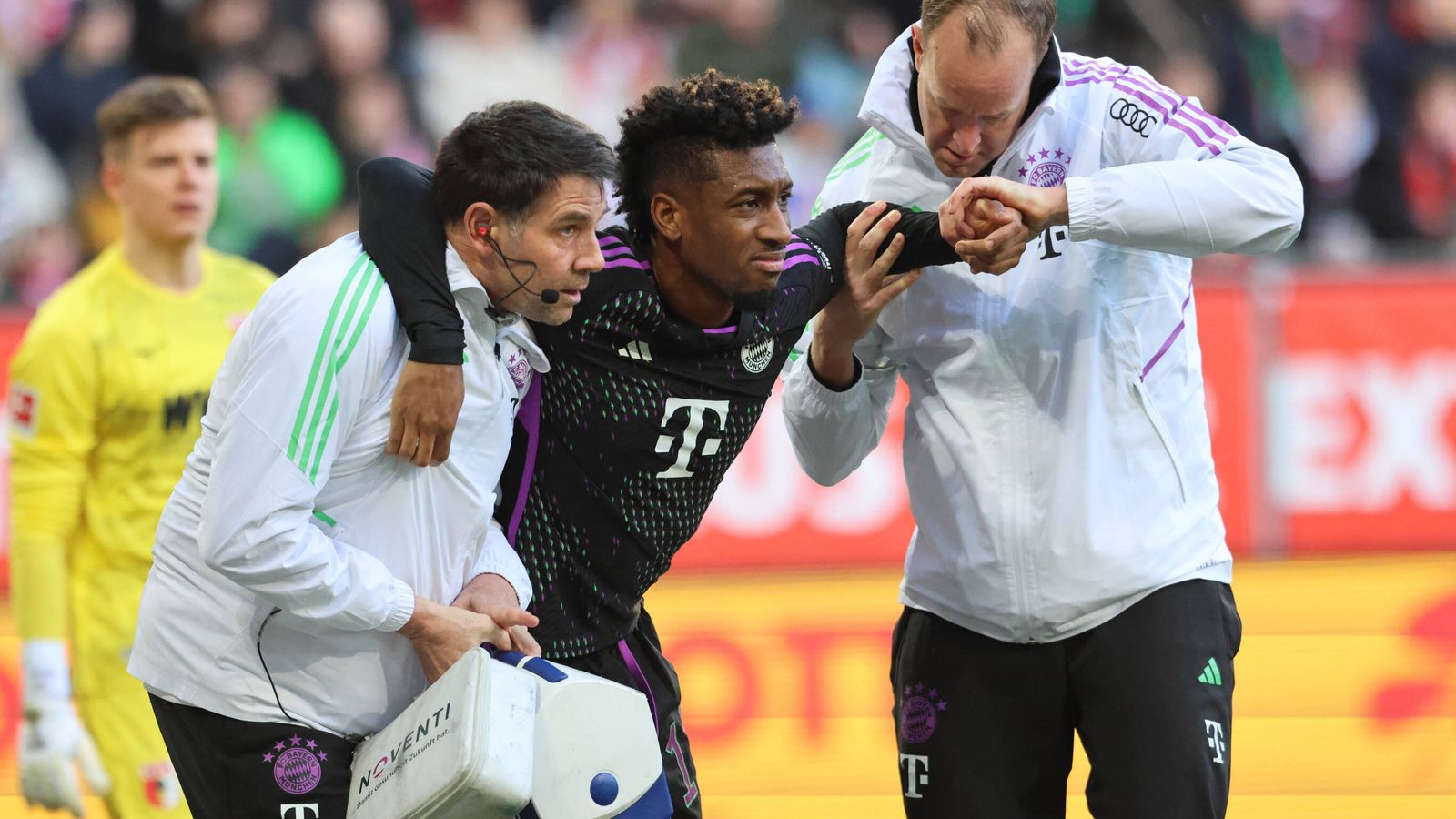 FC Bayern Star Kinsgley Coman muss in Augsburg verletzt ausgewechselt ...