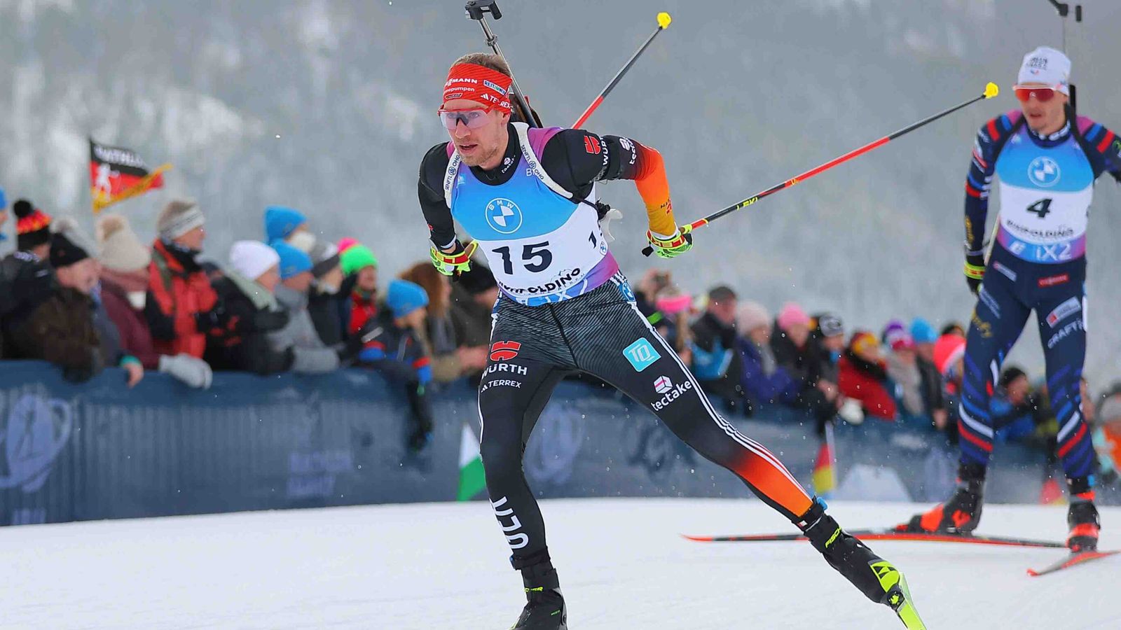 Biathlet Johannes Kühn steigt auf das Podium in Antholz Wintersport