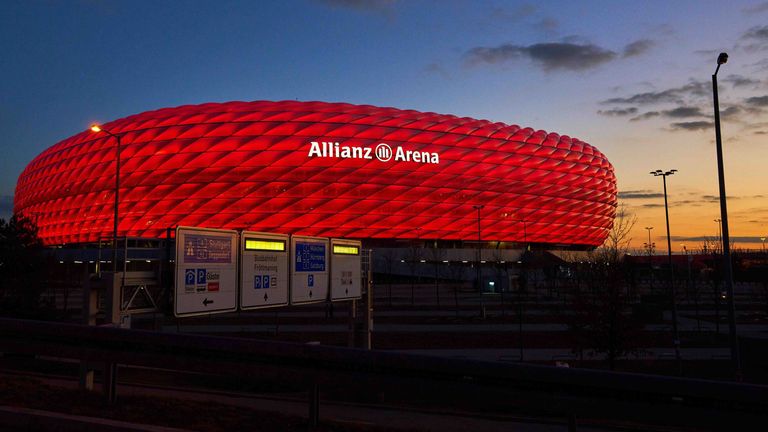 Die Allianz Arena leuchtet zum Gedanken an Franz Beckenbauer.