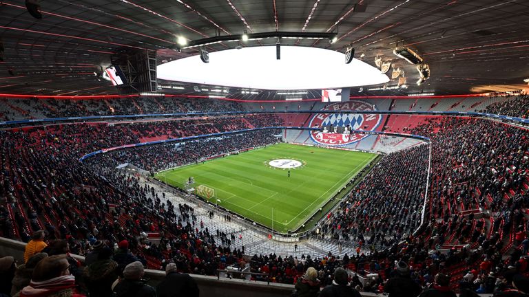 In Trauer und tiefer Dankbarkeit versammelten sich am Freitagnachmittag etwa 20.000 Fans in der Allianz Arena, um an die wichtigste Figur der deutschen Fußballgeschichte 