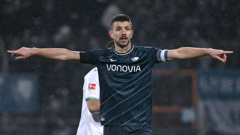 Bochum-Kapitän Anthony Losilla verlängert seinen Vertrag beim VfL vorzeitig bis 2025.