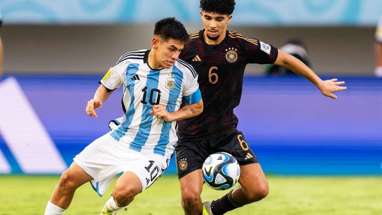 Claudio Echeverri spielt künftig für Manchester City.