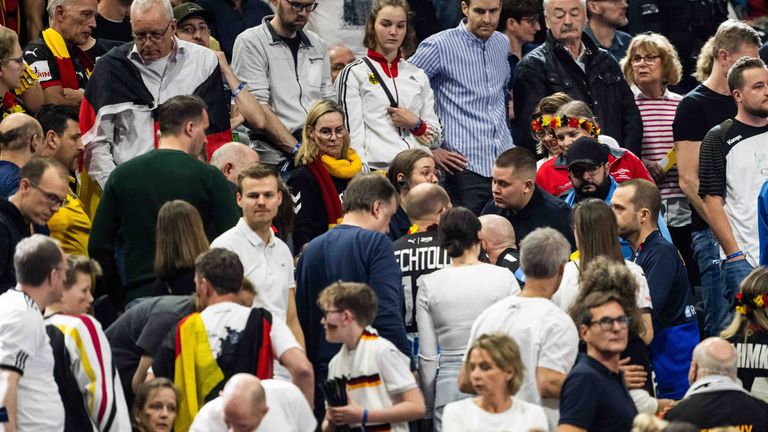 Während des Spiels um Platz 3 bei der Handball-EM zwischen Deutschland und Schweden kommt es zu einem medizinischen Notfall im Fanblock.