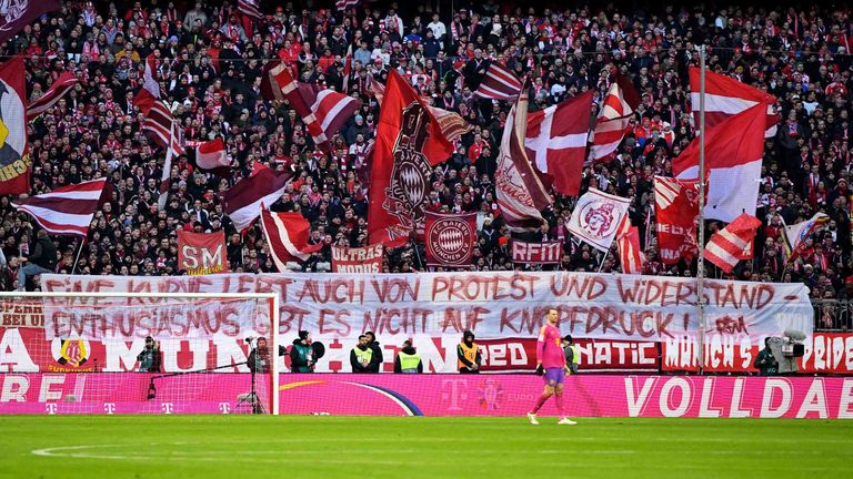 Die Fans des FC Bayern reagieren mit einem Plakat auf die Kritik von Thomas Tuchel.