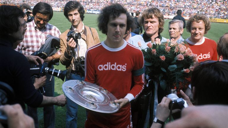 Insgesamt wird er mit den Bayern viermal Deutscher Meister: 1969, 1972, 1973 und 1974 (Bild).
