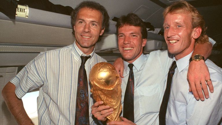 Auch seine Trainer-Karriere verläuft erfolgreich: Als DFB-Teamchef führt er die deutsche Nationalmannschaft 1986 ins WM-Finale und 1990 zur Weltmeisterschaft. Mit dabei: 
Sky Experte Lothar Matthäus und Andreas Brehme.