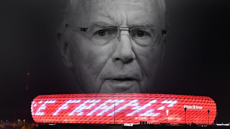 Der FC Bayern veranstaltet eine Gedenkfeier für Beckenbauer in der Allianz Arena.