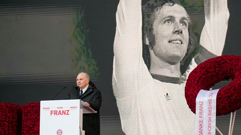 Uli Hoeneß fand bewegende und ernste Worte auf der Trauerfeier für Franz Beckenbauer.