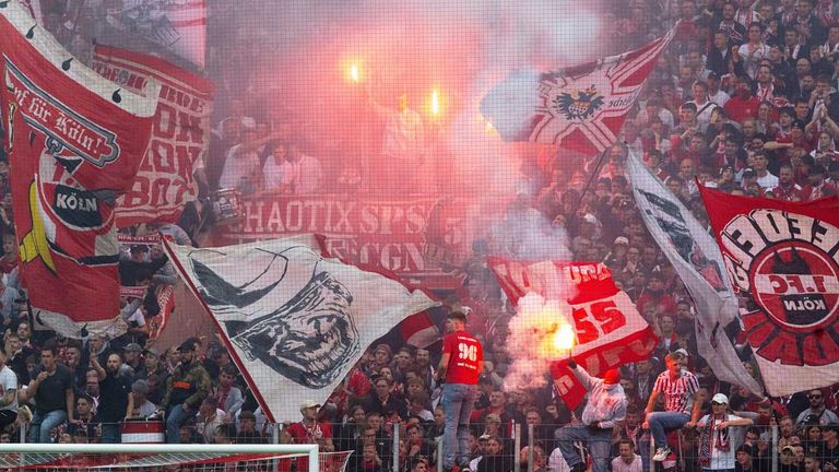 Die Anhänger des 1. FC Köln fallen im Derby gegen Borussia Mönchengladbach negativ auf.