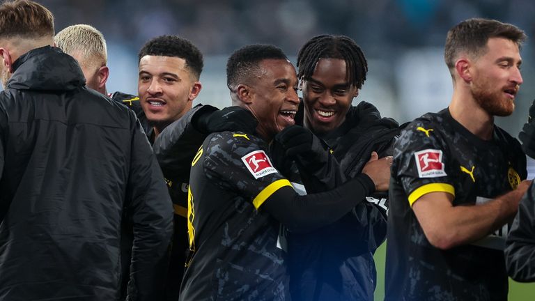 BVB Spieler, Youssoufa Moukoko und Jamie Jermaine Bynoe-Gittens, feiern den ersten Sieg in der Bundesliga Rückrunde.