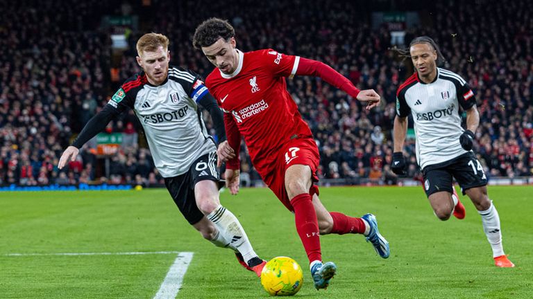 Curtis Jones (r.) leitet mit seinem Treffer zum zwischenzeitlichen 1:1 die Wende zugunsten des FC Liverpool ein.