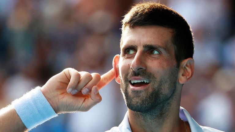 Novak Djokovic freut sich bei den Australian Open über seinen Halbfinaleinzug.
