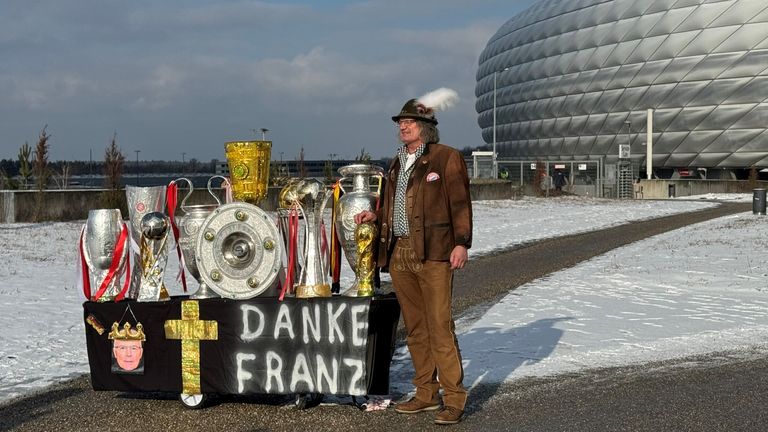 Edwin Stierl, ein Fan aus Brandenburg, kam mit einer besonderen Wagen vorgefahren...