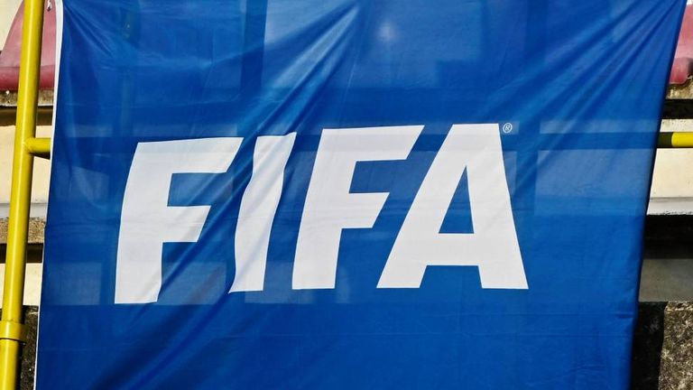 Nach einem Gerichtsurteil in Deutschland hat die FIFA ihre neuen Regeln für Spielervermittler vorerst außer Kraft gesetzt. 