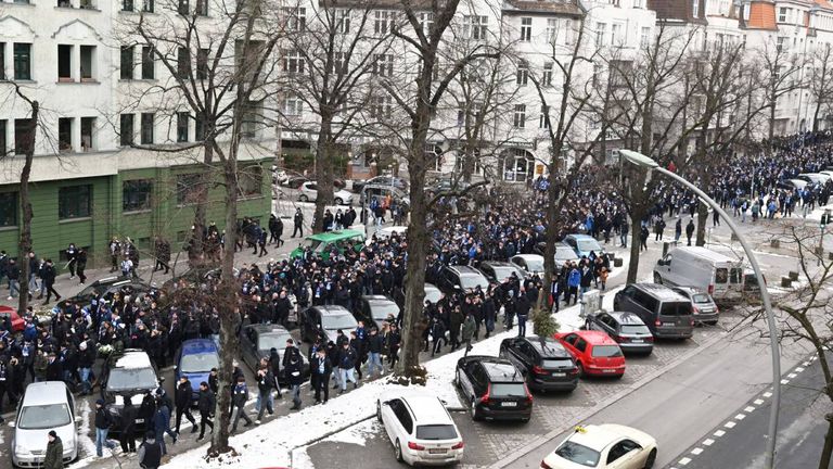 Rund 7000 Hertha-Fans haben mit einem Trauermarsch vom unerwartet verstorbenen Klub-Präsidenten Kay Bernstein verabschiedet.