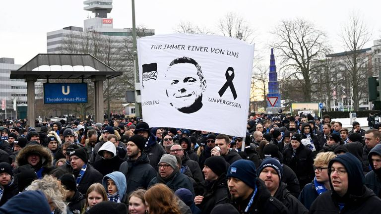 Die Fans gedenken Kay Bernstein beim Trauermarsch durch Berlin.