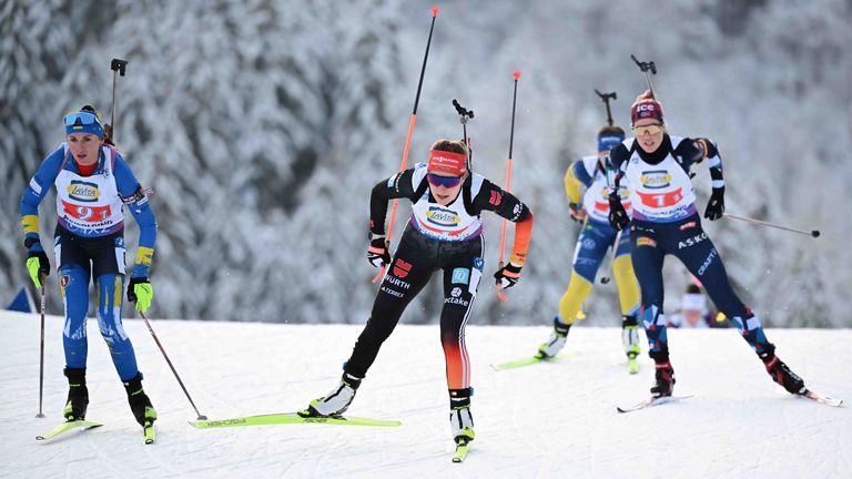 Janina Hettich-Walz (M.) führt die deutsche Biathlon-Staffel als Startläuferin ins Rennen.