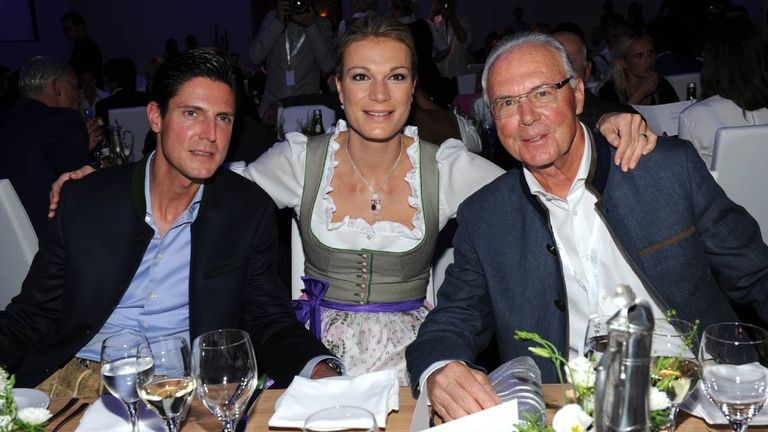 Franz Beckenbauer auf einem Event zusammen mit seinem langjährigen Marcus Höfl (l.) und der ehemaligen Ski-Rennläuferin Maria Höfl-Riesch.