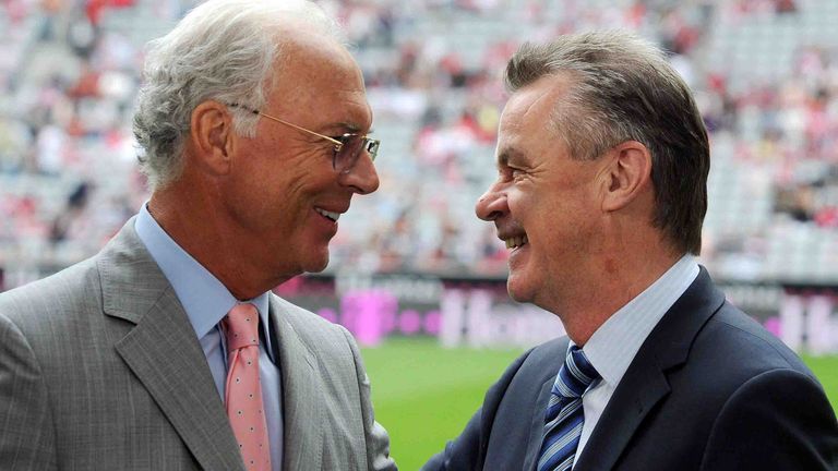 Franz Beckenbauer (l.) im Gespräch mit Trainer Ottmar Hitzfeld.