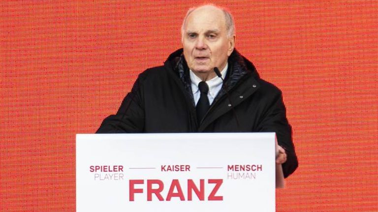Uli Hoeneß hat auf der Beckenbauer-Gedenkfeier eine bewegende Rede zu Ehren seines langjährigen Weggefährten gehalten. 