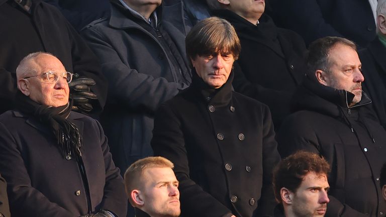 Auch die ehemaligen Bundestrainer Joachim Löw (m.) und Hansi Flick (r.) waren anwesend, hier neben Felix Magath (l.)