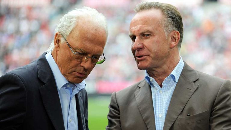 Karl-Heinz Rummenigge (r.) im Gespräch mit Franz Beckenbauer.
