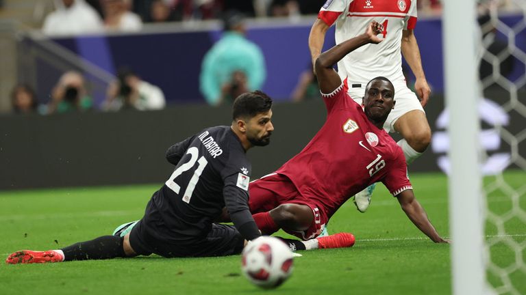 Almoez Ali (r.) trifft beim Eröffnungs-Spiel des Asien-Cups für Gastgeber Katar.