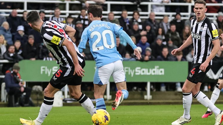 Bernardo Silva trifft beim Comeback-Sieg von Manchester City bei Newcastle United sehenswert mit der Hacke. 
