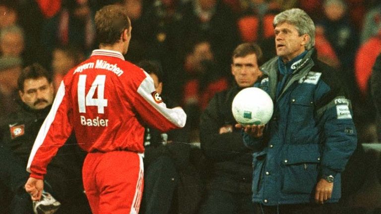 Der damalige 1860-Trainer Werner Lorant (r.) lieferte sich am 1. November 1997 mit Bayern-Spieler Mario Basler eines der legendärsten Wortduelle.  Betreuer mussten die beiden Streithähne trennen. Das Stadtderby endete 2:2.