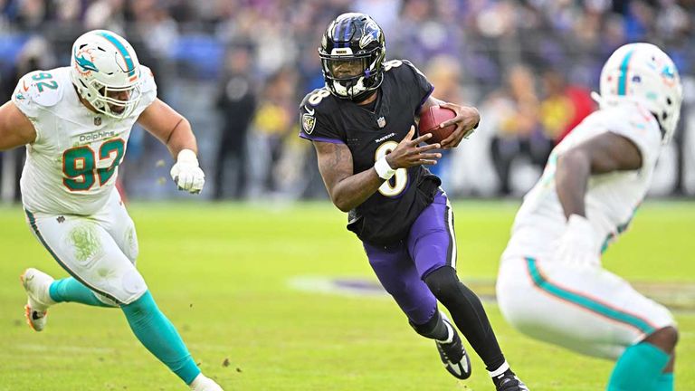 Lamar Jackson (m.) und die Baltimore Ravens besiegen die Miami Dolphins in der NFL.
