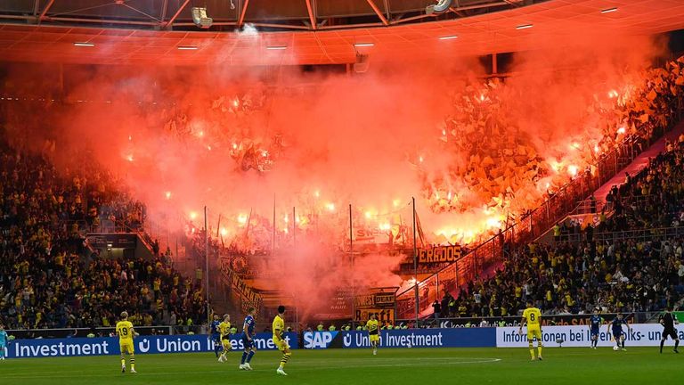 BVB-Fans brennen Pyrotechnik in Hoffenheim ab.