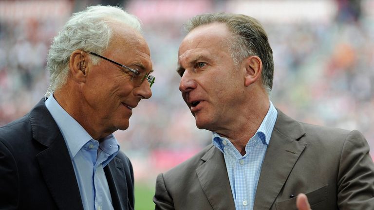 Karl-Heinz Rummenigge (r.) im Gespräch mit Franz Beckenbauer.