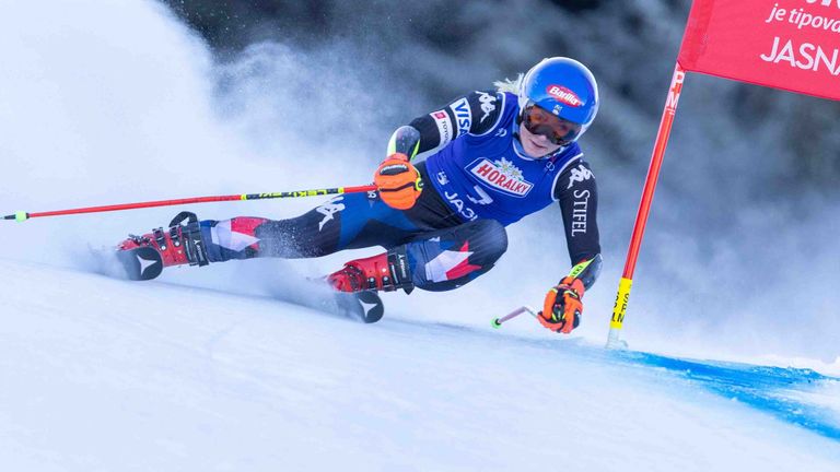 Mikaela Shiffrin stürzt bei der Abfahrt in Cortina d'Ampezzo.