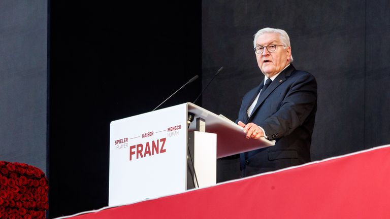 "Ich weiß nicht, ob die Engel im Himmel Sport treiben", sagte Bundespräsident Frank-Walter Steinmeier. "Aber wenn, dann werden sie sicher schon diese neue, etwas bayerisch klingende Stimme gehört haben: Geht's raus und spielt's Fußball."