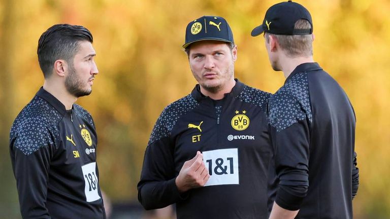 BVB-Trainer Edin Terzic (M.) im Gespräch mit seinen beiden neuen Co-Trainern Nuri Sahin (l.) und Sven Bender.