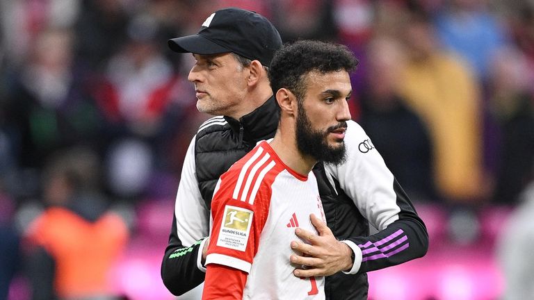 Bayerns Trainer Thomas Tuchel (l.) kann in den kommenden Wochen nicht auf Noussair Mazraoui zurückgreifen.
